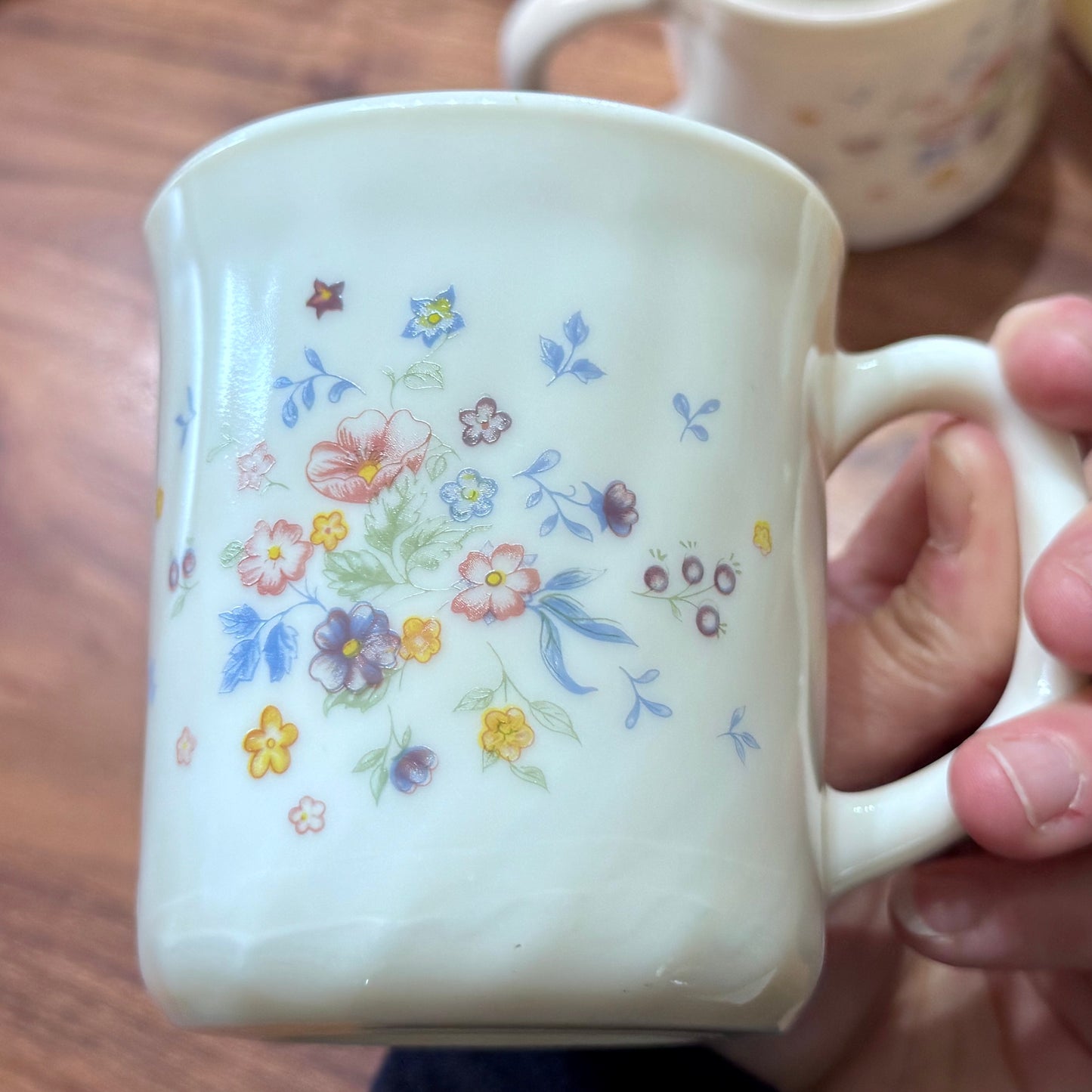 Arcopal France 'Victoria' Milk Glass Mugs