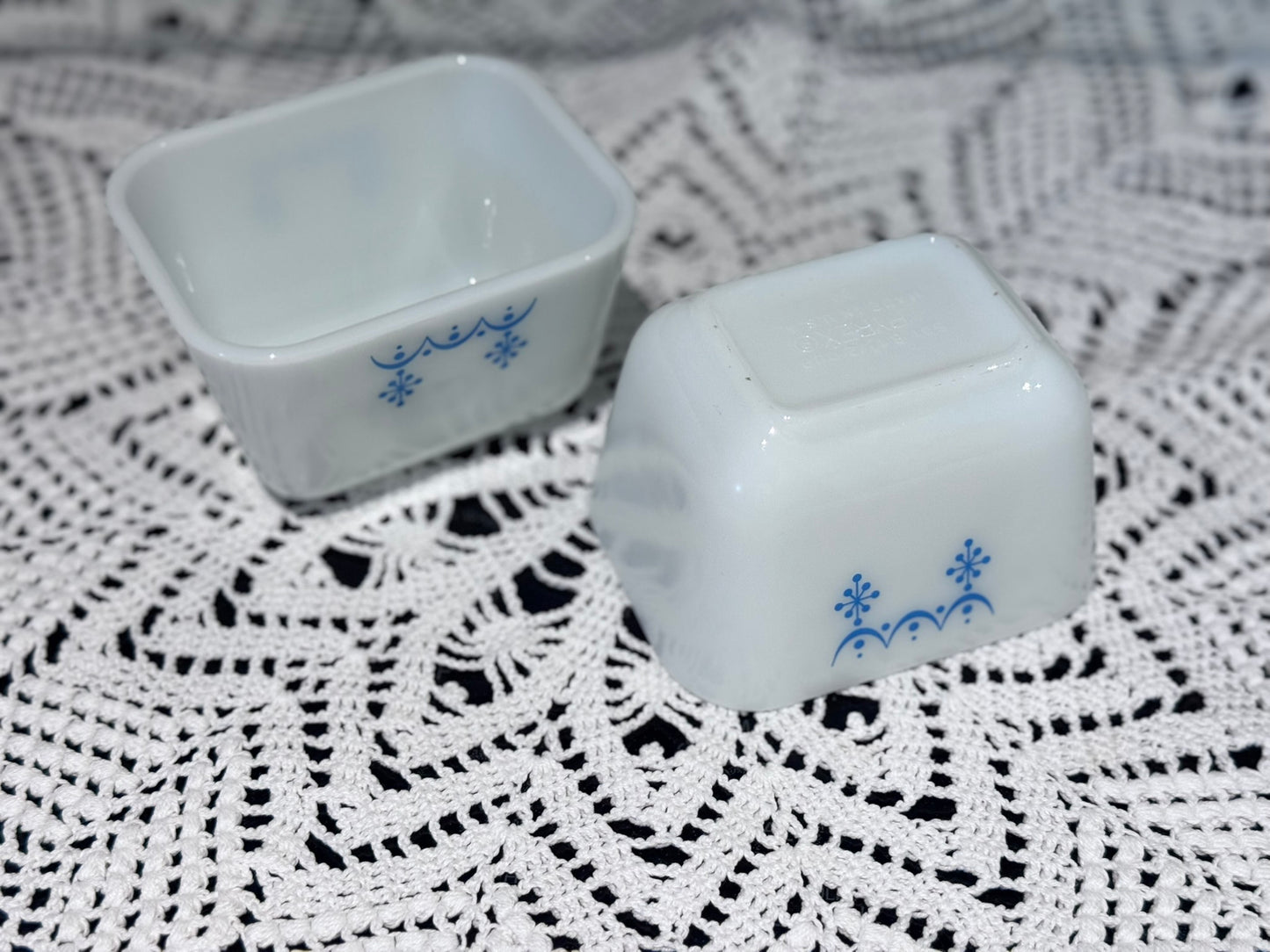 PYREX 501-B 'Snowflake Blue Garland' Refrigerator Dish