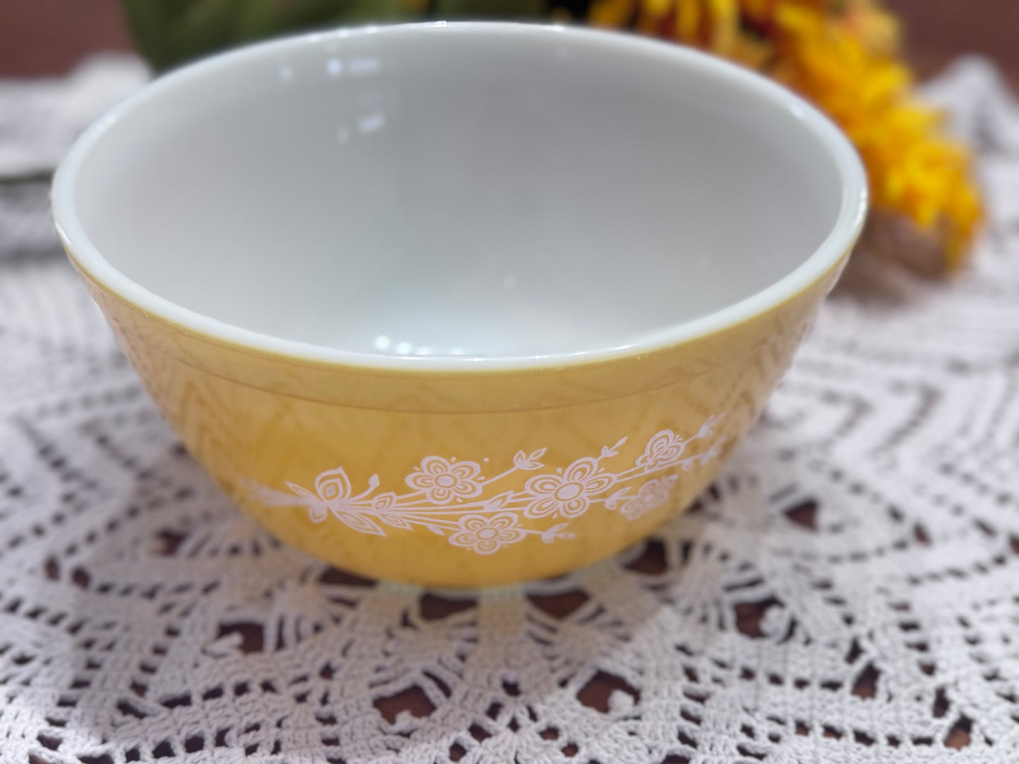 PYREX 402 Yellow Butterfly Gold Mixing Bowl