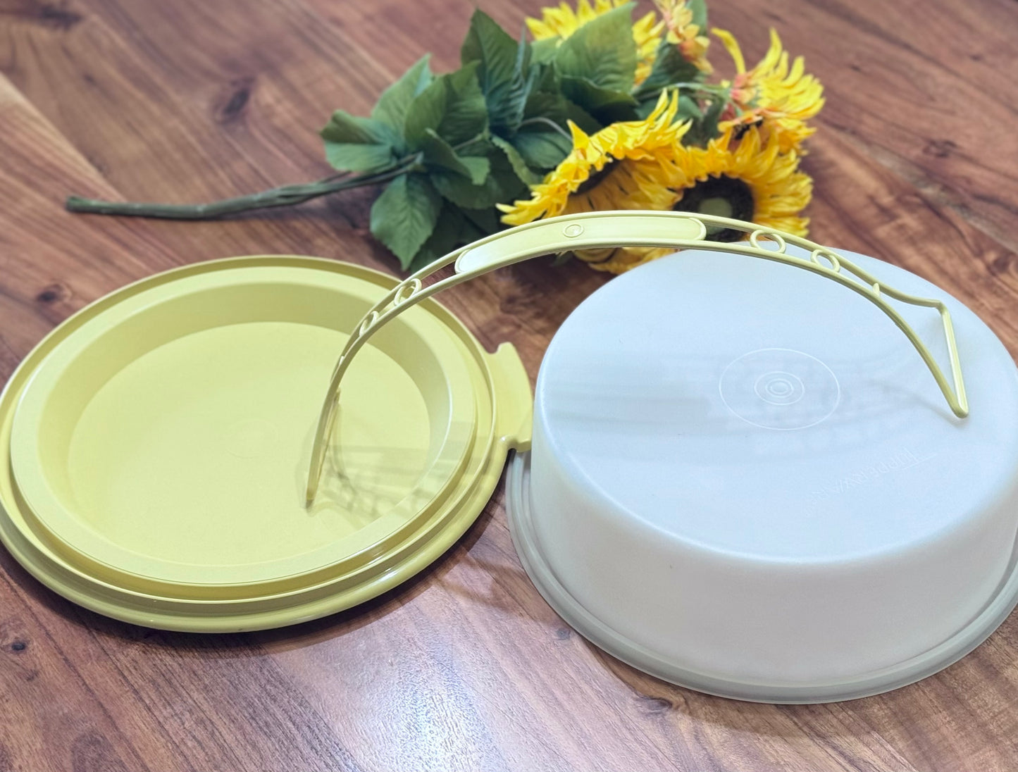 Tupperware #719-1 Harvest Gold, White Top Pie/Cake Carrier/Taker