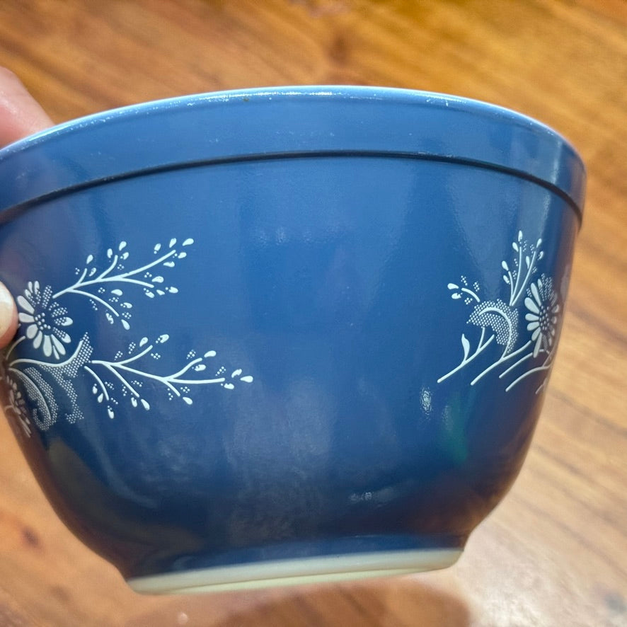 PYREX 'Colonial Mist' 401 750ml Mixing Bowl