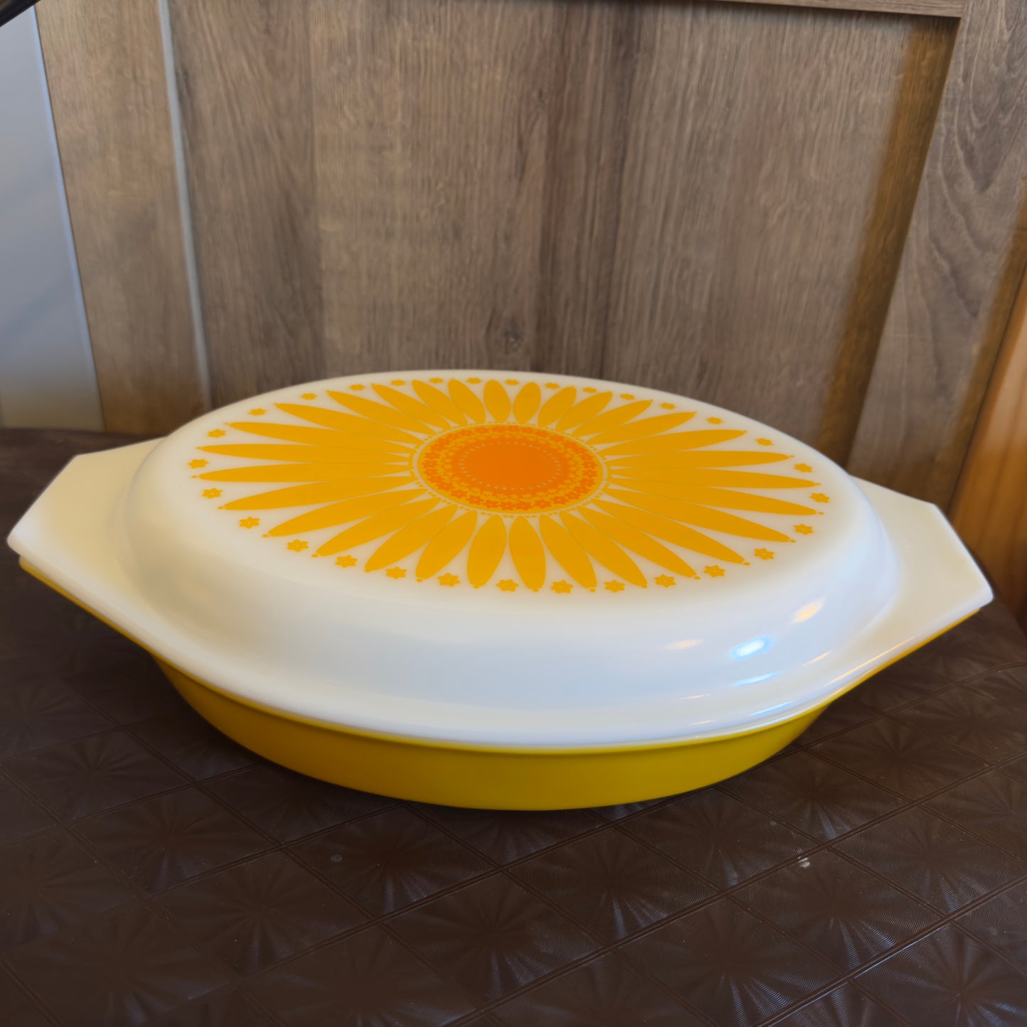 PYREX 1.5 Quart Yellow Daisy Divided Casserole